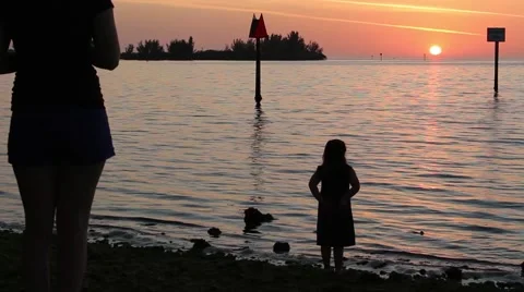 Silhouette of mama watching her daughter from a distance Vídeos de archivo 59322464