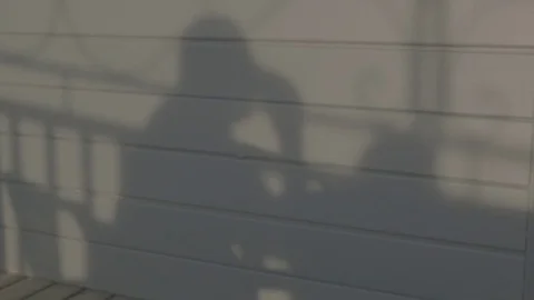 Silhouette of a man chilling and drinking beer Vidéo 80169579