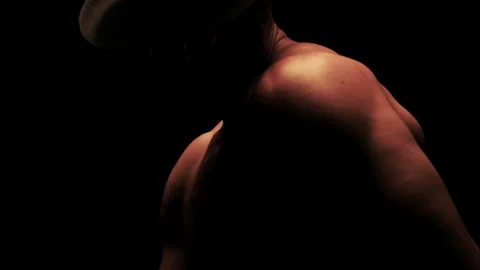 Silhouette of a man dancing in the dark Vídeo Stock 92540815