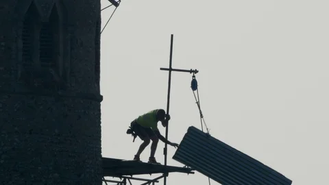 Silhouette of Man on scaffolding using traditional pulley hoist Vidéo 88841779