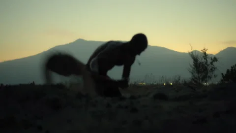 Silhouette of a man with a shovel digging a big hole on the ground. Vidéo 269013758
