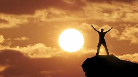 Silhouette of a man strive hands to the big sun during sunrise. Vídeos de archivo 305159809