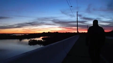 Silhouette of man walking off into sunset Stock-Footage 45290202