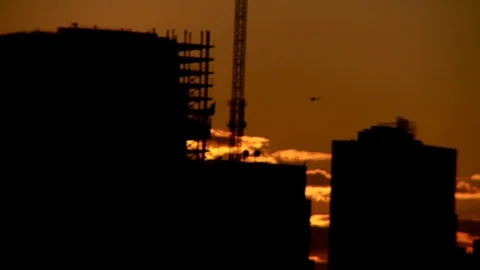 Silhouette of Manhattan building under construction and helicopter, dusk. Vídeo Stock 106259352