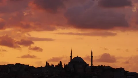Silhouette of a mosque with minarets at orange sunset in Istanbul Video stock 148116629