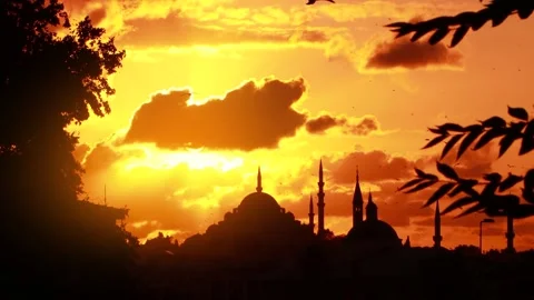 Silhouette of a mosque with minarets at orange sunset in Istanbul Video stock 148116749