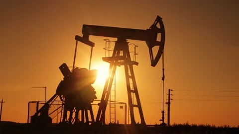 Silhouette of an oil pump in the rays of the sun. Stock Footage 202911349