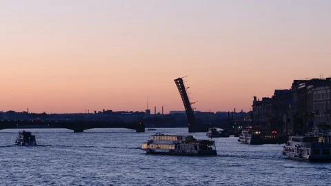 Silhouette of opened Trinity Bridge and swimming tour ship on the Neva Видео 85471306
