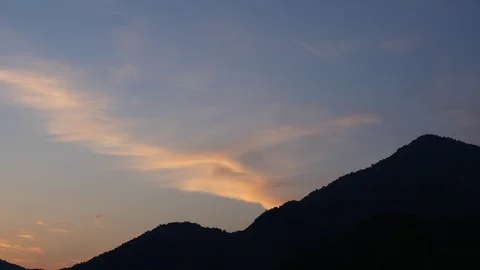 Silhouette of paraglider flying in air with cloud scenery Vidéo 101006008
