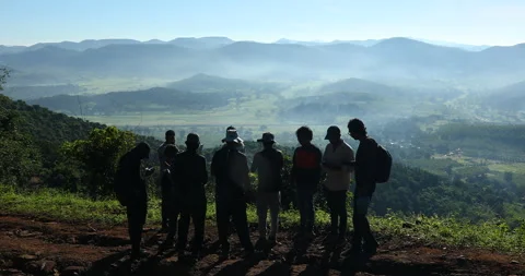 Silhouette of people on hill 스톡 동영상 327026436