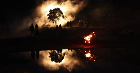 Silhouette of people under a tree 스톡 동영상 335435392