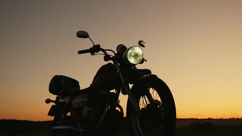 Silhouette at sunset of a motorcycle Vidéo 119387606