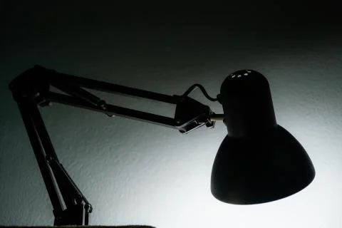 Silhouette of a table lamp on the background of a window in the morning at da Stock-Fotos