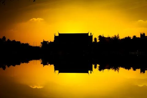 Silhouette temple with river reflection sunset Foto stock