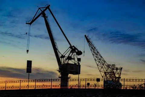 Silhouette view of dock crane with reverse light Foto stock