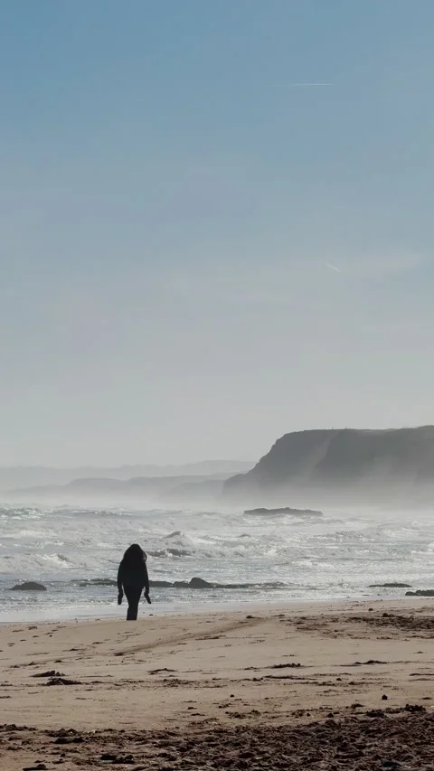 Silhouette walking along Baleal cliffs overlooking Atlantic Ocean Vídeos de archivo 339223275