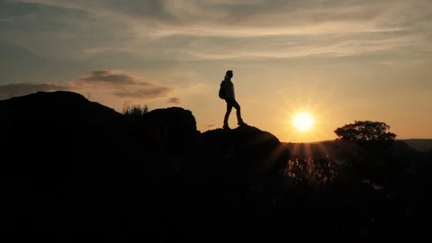 Silhouette walking mountains Vidéo 123391454