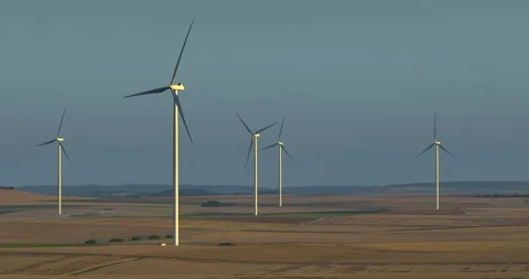 Silhouette of a windmill in the sun. Aerial close up shot of wind mills rotating Vidéo 246946611