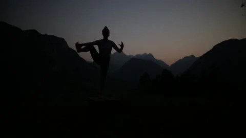 Silhouette yoga pose Stock-Footage 152858235