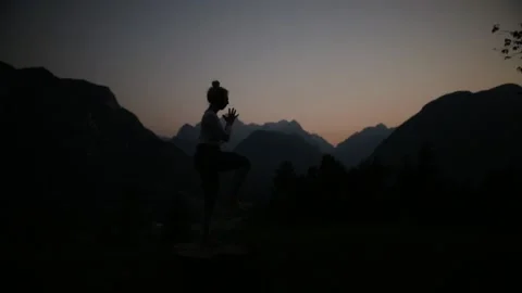 Silhouette yoga pose Stock-Footage 152859397