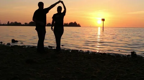 Silhouette of young couple dancing on the beach in sunset Vídeos de archivo 47491192
