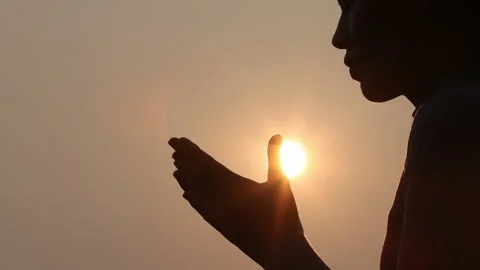 Silhouette of young human hands praying to god at sunrise, Christian Religi.. Vídeo Stock 336943782
