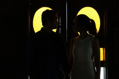 Silhouetted Couple in Front of Bright Window Foto stock