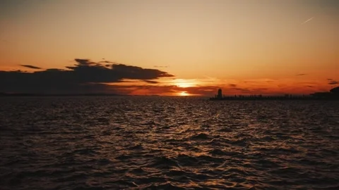 Silhouetted crowd on old town Zadar pier with lighthouse watching sunset over Vídeo Stock 344454012