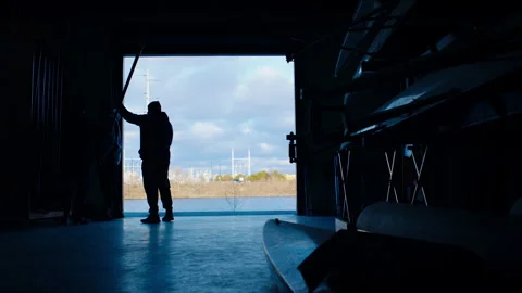 Silhouetted rowing team preparing for training Vídeos de archivo 331687236
