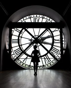 Silhouetted Visitor Before Giant Clock at Musee d'Orsay Foto stock
