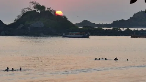 Silhouettes of bathers on the beach at sunset Om beach, gokarna, India. Stock-Footage 81773448