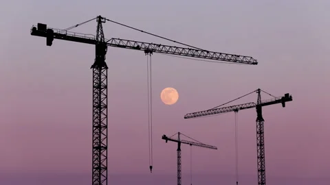 Silhouettes of construction cranes on the background of a beautiful sunset sky. Vídeos de archivo 149674753