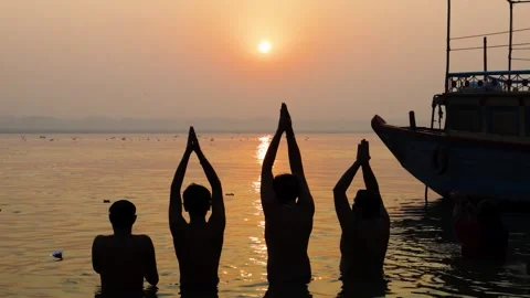 Silhouettes of devotees praying in holy ganges river during chhath festival.. Vídeos de archivo 335136690