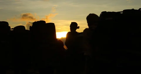 Silhouettes of Indian Poor workers with Cans on Hill 스톡 동영상 326908692