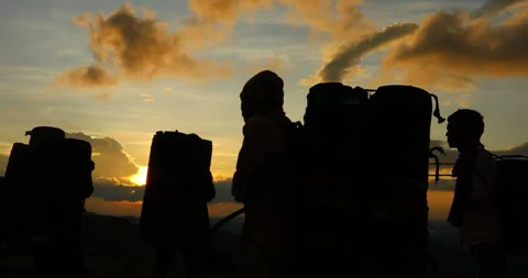 Silhouettes of Indian Poor workers with Cans on Hill 스톡 동영상 326908702