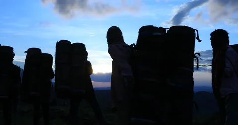 Silhouettes of Indian Poor workers with Cans on Hill 스톡 동영상 326908707