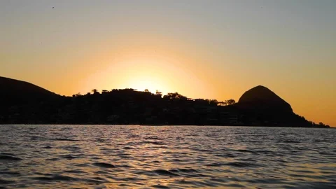 Silhouettes of mountains and trees with sea at sunset, Guanabara bay, Brazil Vidéo 123736921