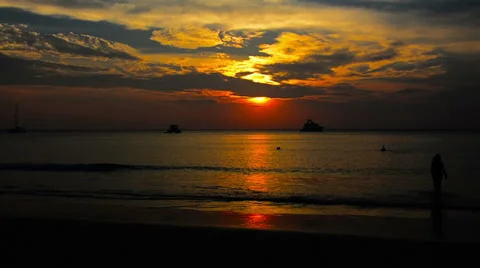 Silhouettes of people on the beach Video stock 33714038