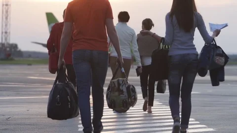 Silhouettes of people going to the plane on the platform Vídeos de archivo 78360112