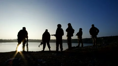 Silhouettes of soldiers in the sunset Stock-Footage 204833592