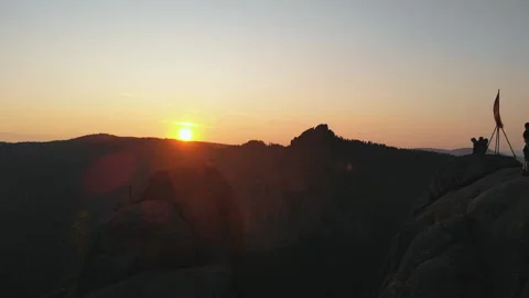 Silhouettes of tourists in the mountain range. Video stock 114929529
