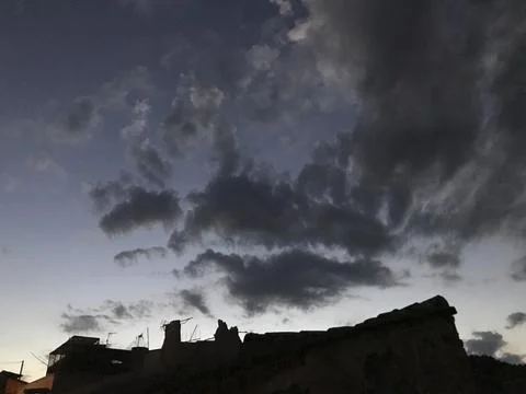 Silhouettes under the cloudy sky at sunset Stock-Fotos