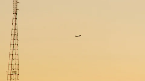 Silhoutte of airplane at sunset Vídeo Stock 105814287