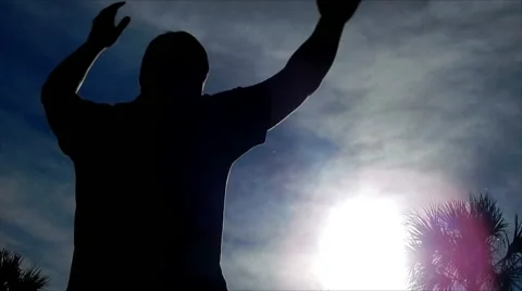 Silhoutte of man looking to the sun Vídeos de archivo 45198123