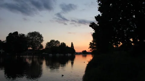 Silhoutted Ducks at Sunset Over River Vídeo Stock 38104541