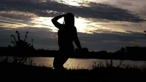 Silhuet of female dancer in sunset Video stock 147620892