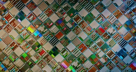 Silicon semiconductor wafer with integrated circuit die mosaic pattern. Vídeos de archivo 330772837