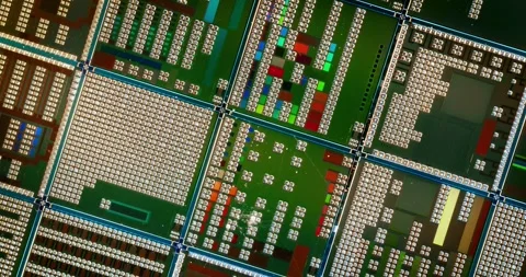 Silicon semiconductor wafer with integrated circuit die mosaic pattern. 動画素材 330772907