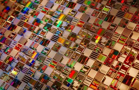 Silicon semiconductor wafer with integrated circuit die mosaic pattern. Foto stock