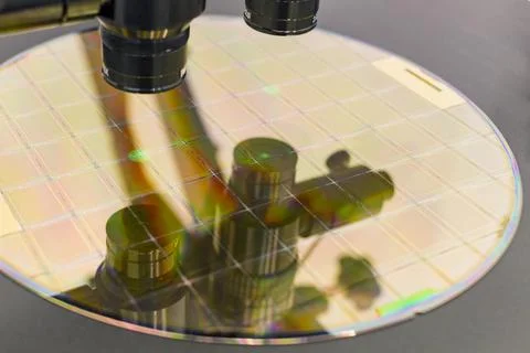 Silicon wafer on machine process examining in microscope. Foto stock